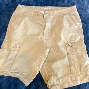 Men’s tan cargo shorts